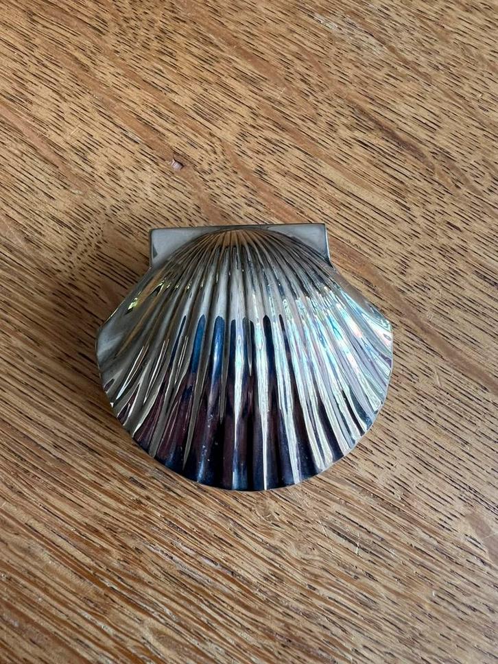 Verzilverde pillendoosje in de vorm van een schelp, Antiek en Kunst, Curiosa en Brocante, Ophalen of Verzenden