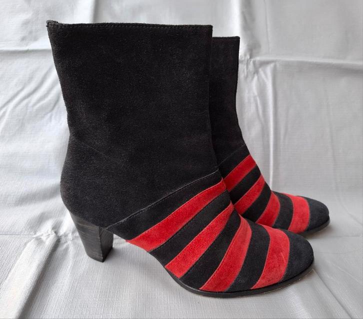 Mooie Kop en Staart Suède Laarsjes Maat 39, Kleding | Dames, Schoenen, Zo goed als nieuw, Lage of Enkellaarzen, Zwart, Ophalen of Verzenden