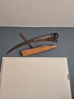 Oude zeis  met wetsteen en dok decoratie, Antiek en Kunst, Antiek | Gereedschap en Instrumenten, Ophalen