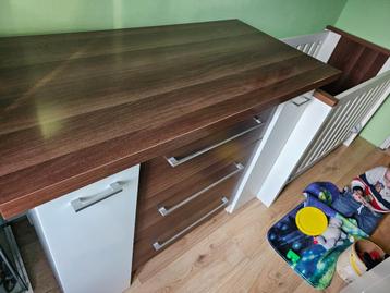 Babykamer bruin met wit beschikbaar voor biedingen