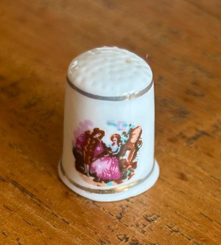 Porseleinen Vingerhoed Barok, Verzamelen, Vingerhoedjes, Gebruikt, Ophalen of Verzenden