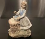Vintage Tengra beeldje ‘ meisje bij de put’, Verzamelen, Beelden en Beeldjes, Ophalen of Verzenden, Zo goed als nieuw, Mens