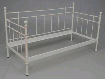 Tromsnes - Wit bed, incl lattenbodem en matras beschikbaar voor biedingen