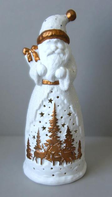Verlicht beeld van een kerstman beschikbaar voor biedingen