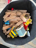 Bak met houten treindelen van voornamelijk Ikea, Kinderen en Baby's, Speelgoed | Houten speelgoed, Ophalen, Gebruikt, Overige typen