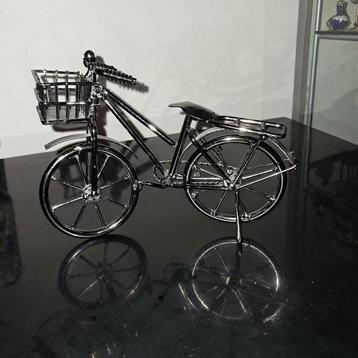 Miniatuur fiets.  beschikbaar voor biedingen