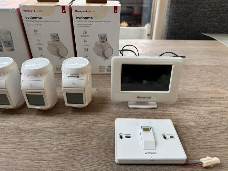 Honeywell Evohome 8 Zone Thermostaat - Zo Goed Als Nieuw, Doe-het-zelf en Verbouw, Thermostaten, Zo goed als nieuw, Slimme thermostaat