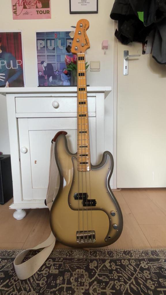 Precision bass met amplifier, Muziek en Instrumenten, Snaarinstrumenten | Gitaren | Bas, Zo goed als nieuw, Ophalen