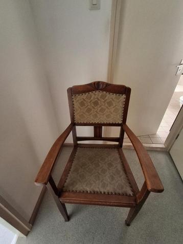 Houten klassieke (kasteel)stoel met stoffen zitvlak/rug beschikbaar voor biedingen