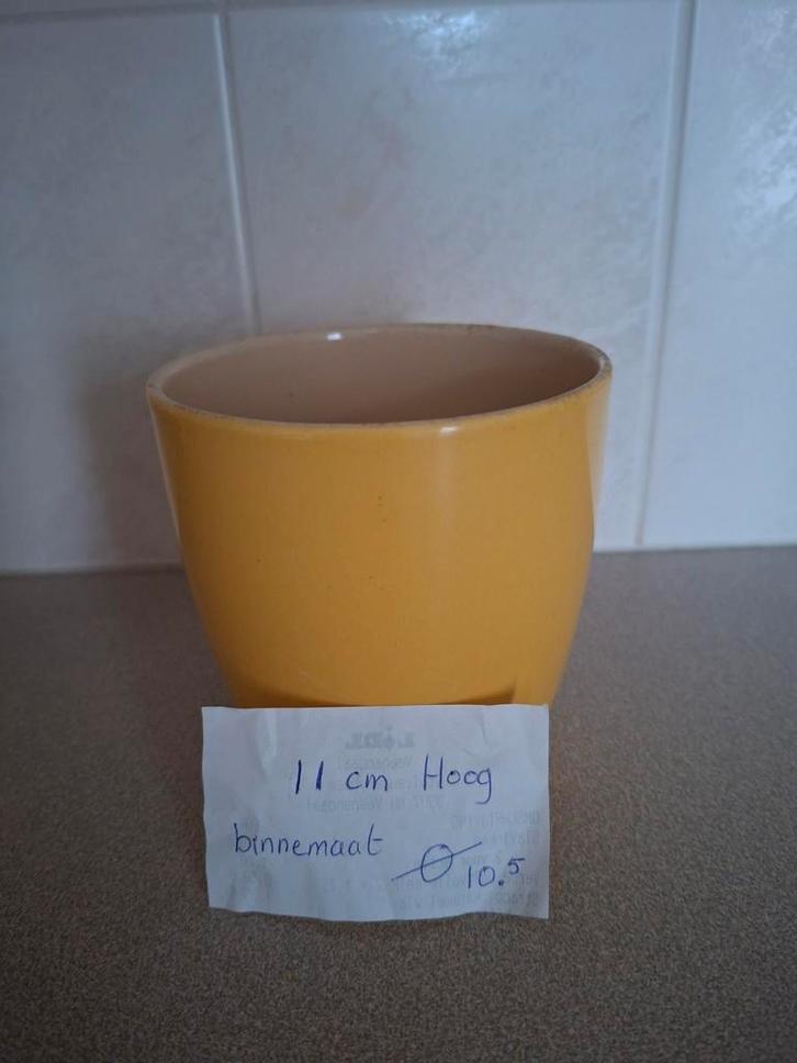 Bloempot geel aardewerk 11 cm hoog nieuw., Diversen, Levensmiddelen, Ophalen of Verzenden