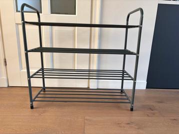 Schoenenrek met 4 planken beschikbaar voor biedingen