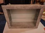 Kleine hang Vitrinekastje met glasplaatjes in goede staat, Ophalen, Met hangruimte, 50 tot 100 cm, Zo goed als nieuw