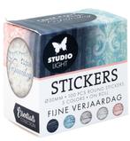 Studio light stickers met Fijne verjaardag op een rol / 100, Hobby en Vrije tijd, Ophalen of Verzenden, Nieuw, Meerdere stickers