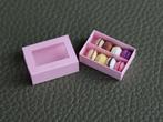Mooie rose en witte doosjes gevuld met 8 mini macarons., Verzamelen, Ophalen of Verzenden, Nieuw, Kleding