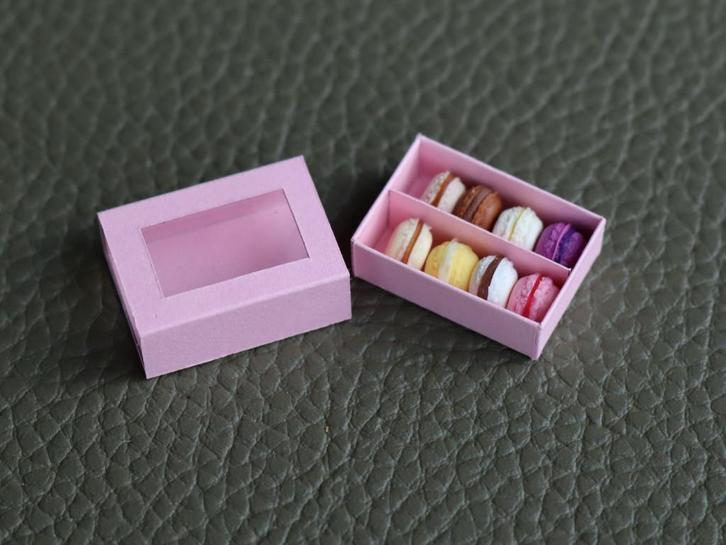 Mooie rose en witte doosjes gevuld met 8 mini macarons., Verzamelen, Poppenhuizen en Toebehoren, Nieuw, Kleding, Ophalen of Verzenden