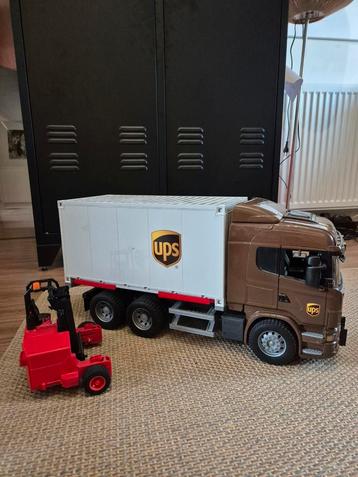 Bruder 03582 Scania Super 560R UPS logistiek vrachtwagen beschikbaar voor biedingen
