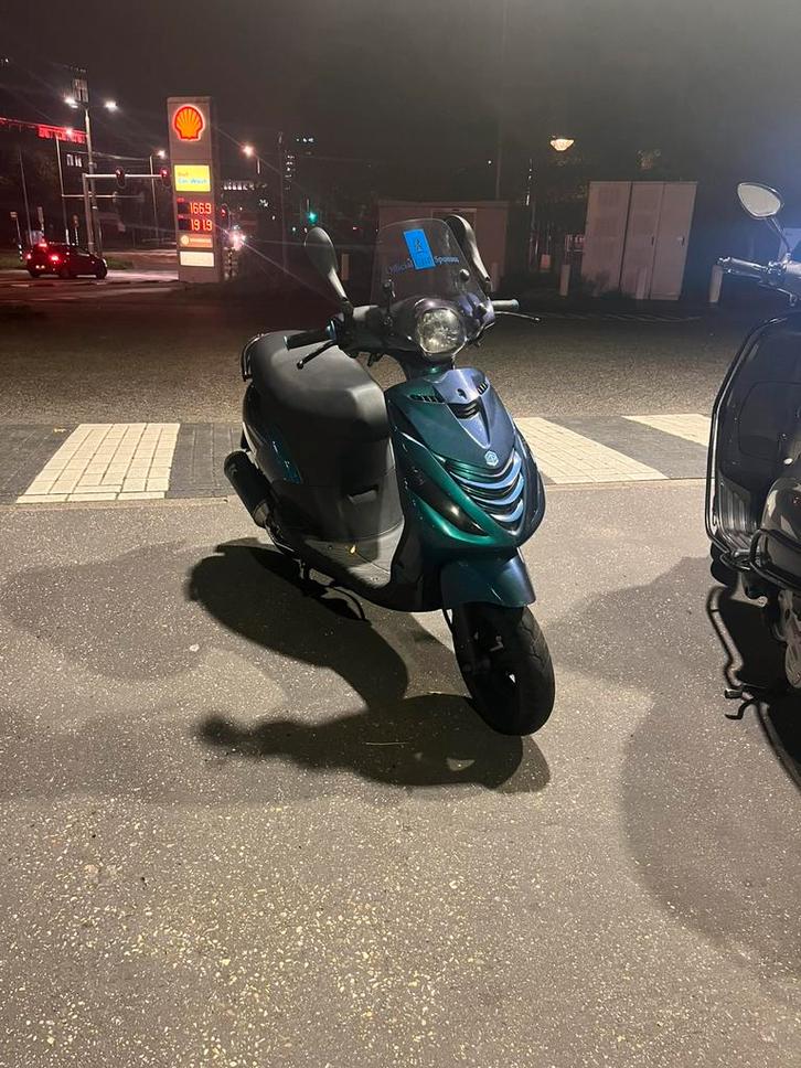 Piagio zip, Fietsen en Brommers, Scooters | Piaggio, Zo goed als nieuw, Zip, Benzine, Ophalen