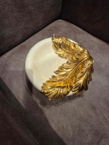 Ovale schaal met gouden bladmotief beschikbaar voor biedingen