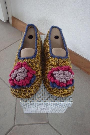 Nieuwe Ruby Brown gehaakte/gebreide sloffen met suede zool beschikbaar voor biedingen