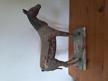 Vintage houten beeldje van een paard beschikbaar voor biedingen