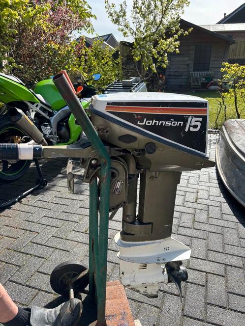 Johnson 15 pk 2-takt buitenboordmotor + tank, Watersport en Boten, Buiten- en Binnenboordmotoren, Zo goed als nieuw, Benzine, 10 tot 30 pk