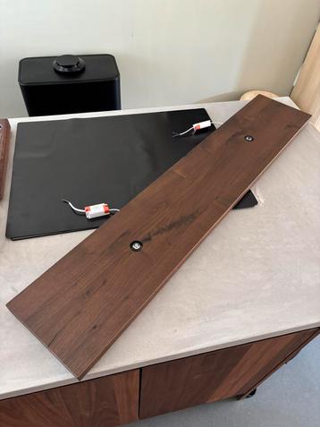 Houtmerk wandplank met spots beschikbaar voor biedingen