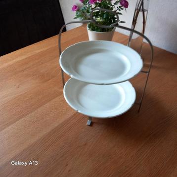 Stalen etagère met losse borden beschikbaar voor biedingen