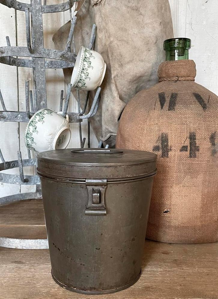 Brocante oud sober bakkersblik / blik met sluiting, Antiek en Kunst, Curiosa en Brocante, Verzenden