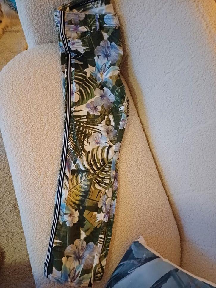 Marc Cain dames sport broek M jeans gratis bij winterjas, Kleding | Dames, Broeken en Pantalons, Zo goed als nieuw, Maat 38/40 (M)