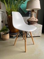 Eetkamer stoel / kuipstoel met beukenhouten poten wit, Metaal, Modern, Ophalen of Verzenden, Wit