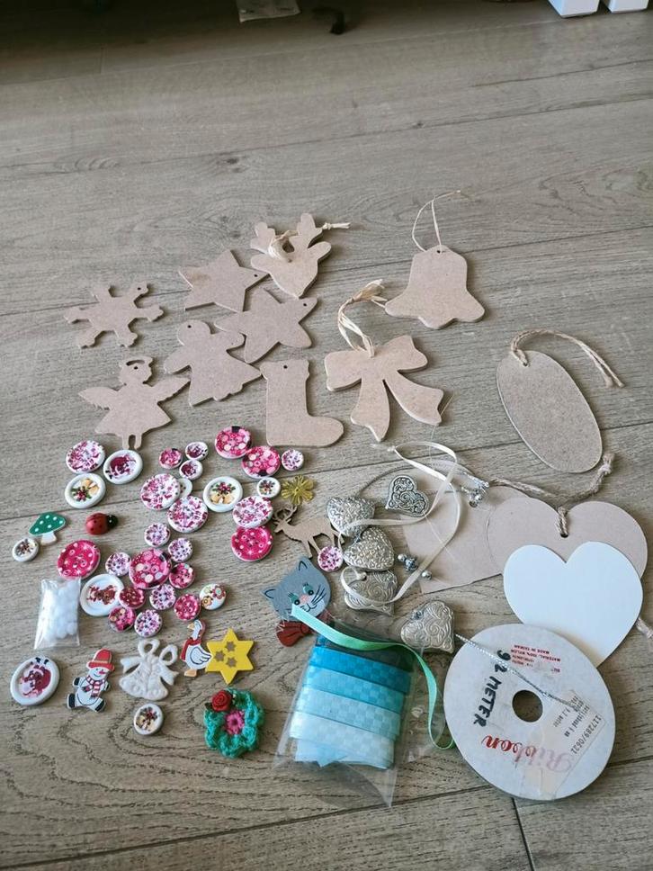 Kerst knutsel spullen, 9 Kerst hangers, sier knopen, lint ea, Hobby en Vrije tijd, Knutselen, Zo goed als nieuw, Materiaal, Ophalen of Verzenden
