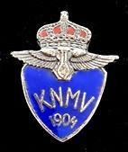 K.N.M.V. 1904 speld- klein emaille, Verzamelen, Speldjes, Pins en Buttons, Verzenden, Nieuw, Transport, Speldje of Pin