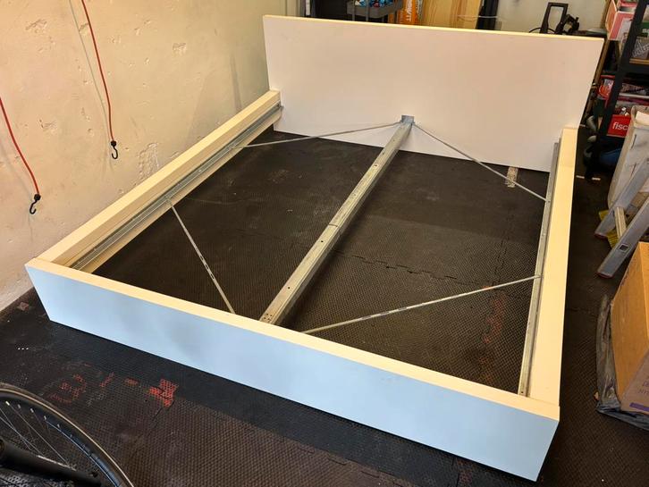 Ikea Malm 180x200 bedframe bed, Huis en Inrichting, Slaapkamer | Bedden, Zo goed als nieuw, Tweepersoons, 180 cm, 200 cm, Hout