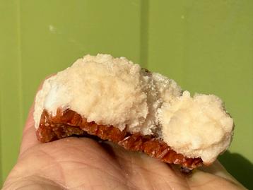 Zeldzame Mordeniet op rode Stilbiet cluster ruw mineralen beschikbaar voor biedingen