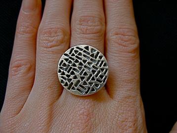 Zilveren 925 zilver ronde ring met diep patroon maat 17.75 beschikbaar voor biedingen