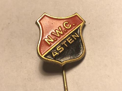 Metalen N.W.C. ASTEN VOETBALCLUB Speld (Oranje/Zwart)., Verzamelen, Speldjes, Pins en Buttons, Zo goed als nieuw, Speldje of Pin