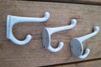 Oude, gietijzeren kapstokhaken, wit emaille, drie stuks., Wandkapstok, Gebruikt, Ophalen of Verzenden, Minder dan 100 cm
