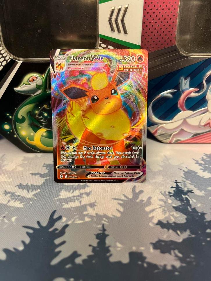 Flareon VMax (018/203), Hobby en Vrije tijd, Verzamelkaartspellen | Pokémon, Zo goed als nieuw, Losse kaart, Ophalen of Verzenden