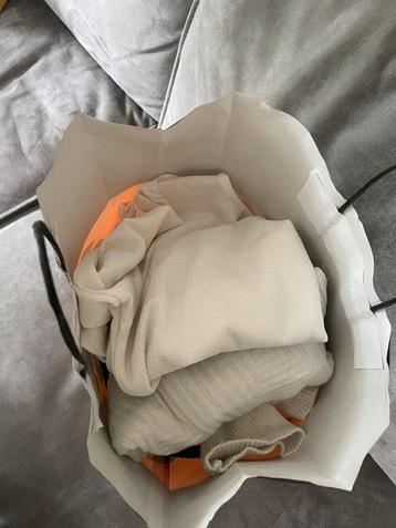 Let op ; Tas met 9 kleding stukken maat S en M beschikbaar voor biedingen