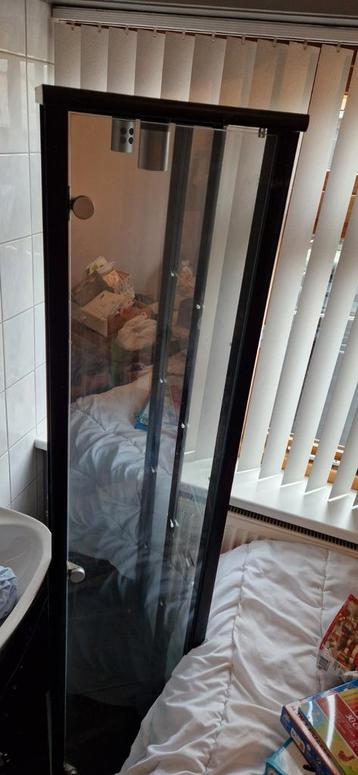 Glazen kast. beschikbaar voor biedingen