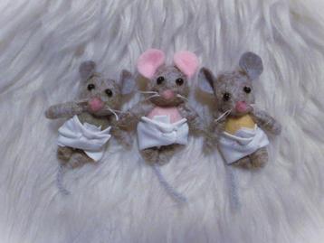 Drieling muisjes van grijze viltwol 6 cm muizenhuis blythe beschikbaar voor biedingen