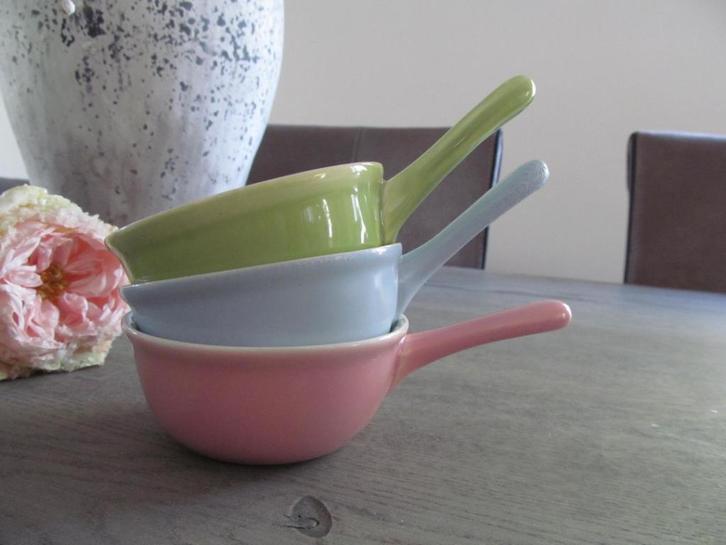 3 Villeroy & Boch Pastel Schaaltjes met Handgreep 9 cm d., Antiek en Kunst, Antiek | Servies los, Ophalen of Verzenden
