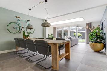 Mooie 3m lange tafel met 8 heerlijke stoelen beschikbaar voor biedingen