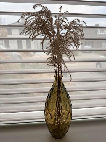 Vaas met decoratieve pluimen beschikbaar voor biedingen