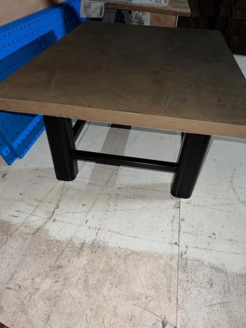 Salon tafel met beton ciré beschikbaar voor biedingen