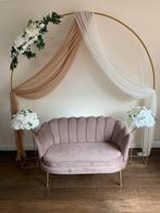 TE HUUR: Backdrop rond met bruidsbank bloemen en stof, Hobby en Vrije tijd, Feestartikelen | Verhuur, Ophalen, Zo goed als nieuw
