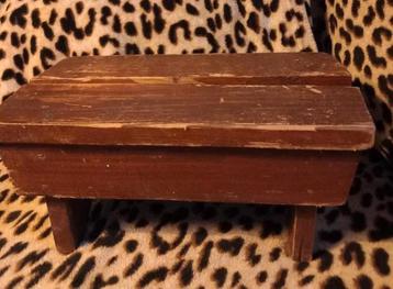 Antiek voetenbankje kruk beschikbaar voor biedingen