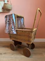 Vintage, rotan poppenwagen inclusief beddengoed, Ophalen, Zo goed als nieuw, Babypop