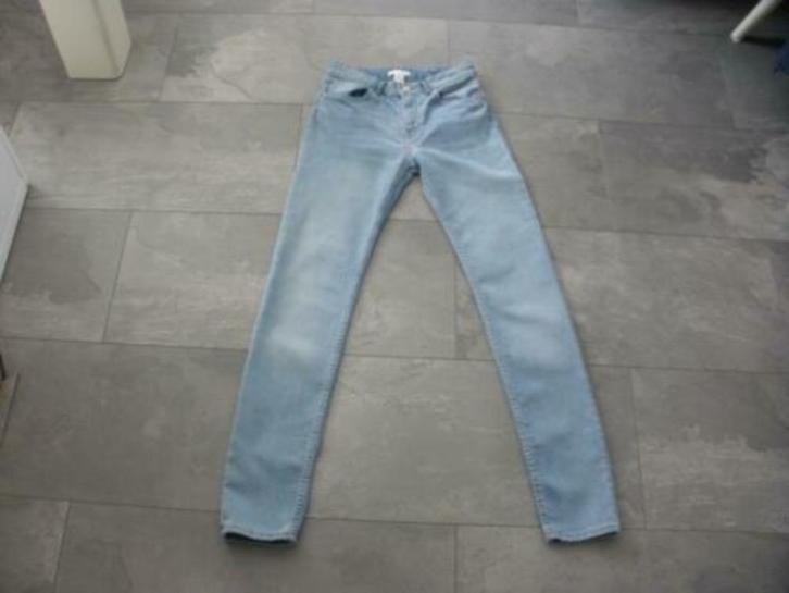 H&M licht blauwe spijkerbroek, maat 34 (qwe), Kleding | Dames, Spijkerbroeken en Jeans, Zo goed als nieuw, W27 (confectie 34) of kleiner