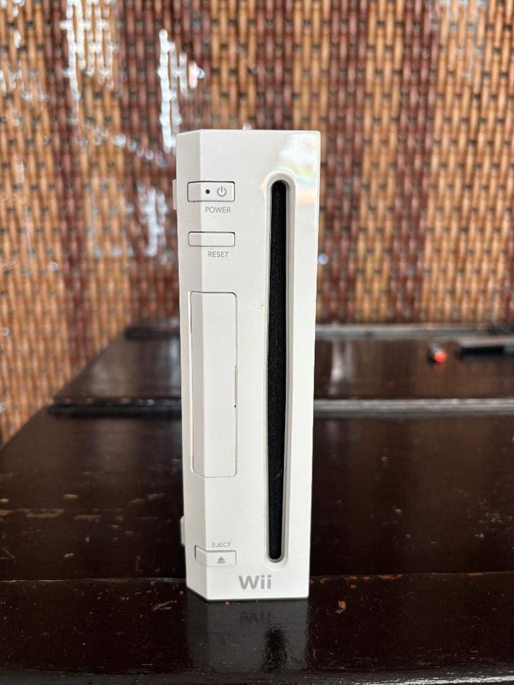 Wii console zonder controllers, Spelcomputers en Games, Spelcomputers | Nintendo Wii, Gebruikt, Zonder controller, Met games, Met Balance Board